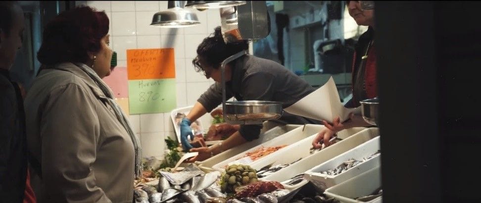 Eso es politica, Dellafuente. Imagen del videoclip para el tema La vida es